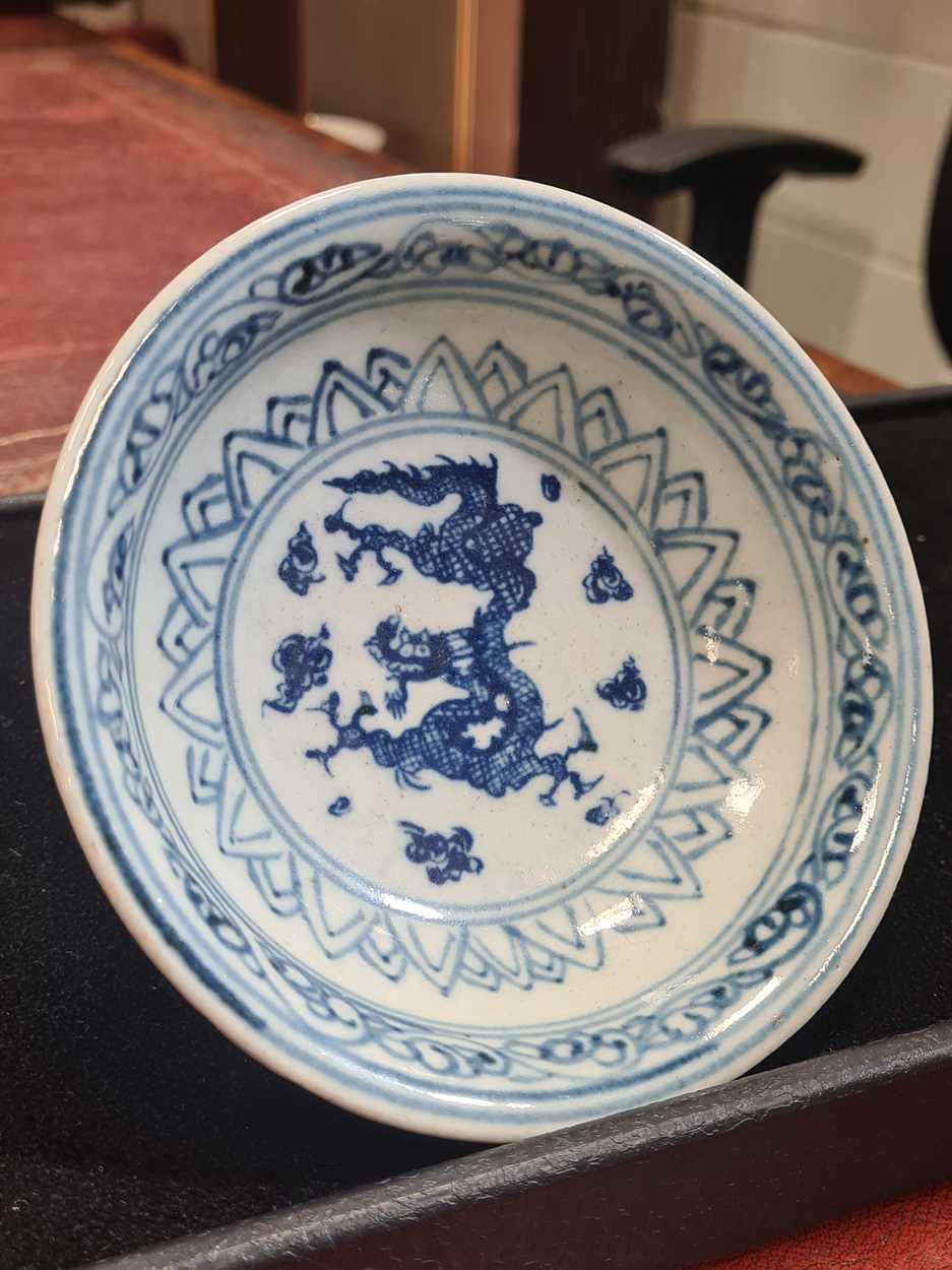 A Chinese blue and white Ming style dragon stem cup, probably Qing Dynasty or later, - Image 11 of 12