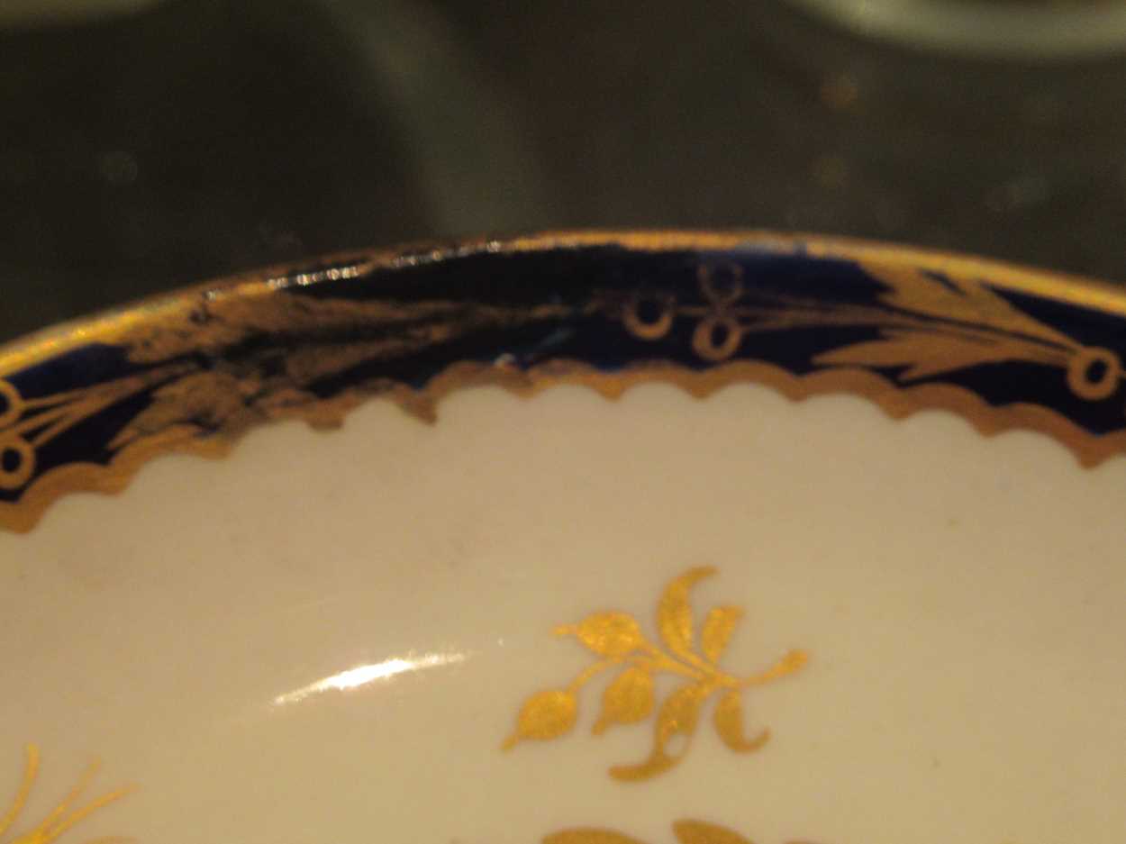 Two small blue and white tea bowls, a small porcelain strainer and a Chamberlains Worcester cup - Bild 11 aus 24