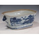 A Chinese porcelain tureen, Qianlong (missing cover), 13 x 30.5 x 22cm