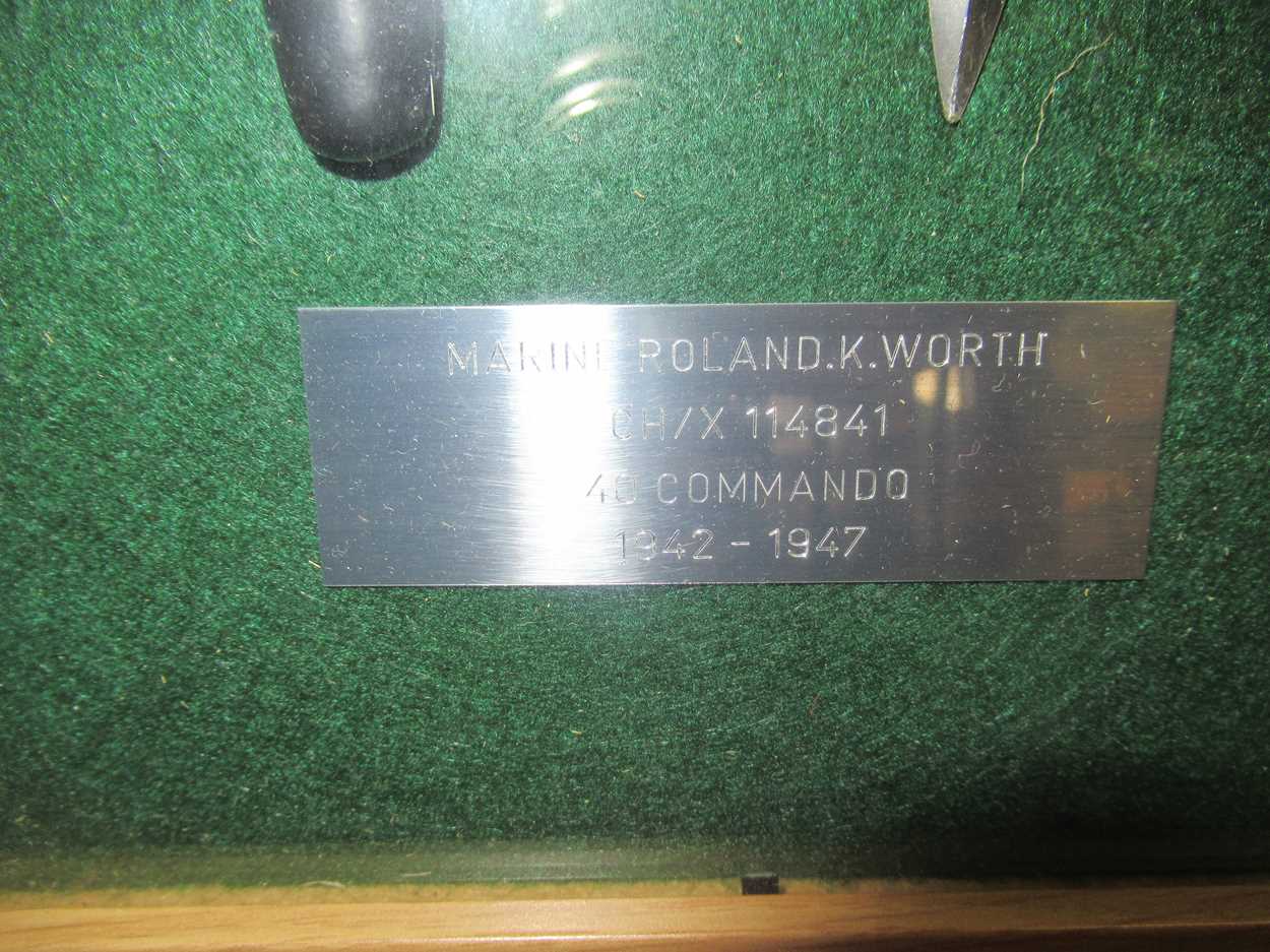 A framed Fairbairn Sykes Commando dagger, 53 x 26cm - Bild 2 aus 2