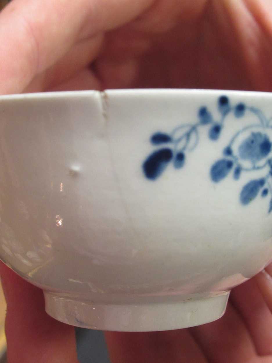 Two small blue and white tea bowls, a small porcelain strainer and a Chamberlains Worcester cup - Bild 13 aus 24