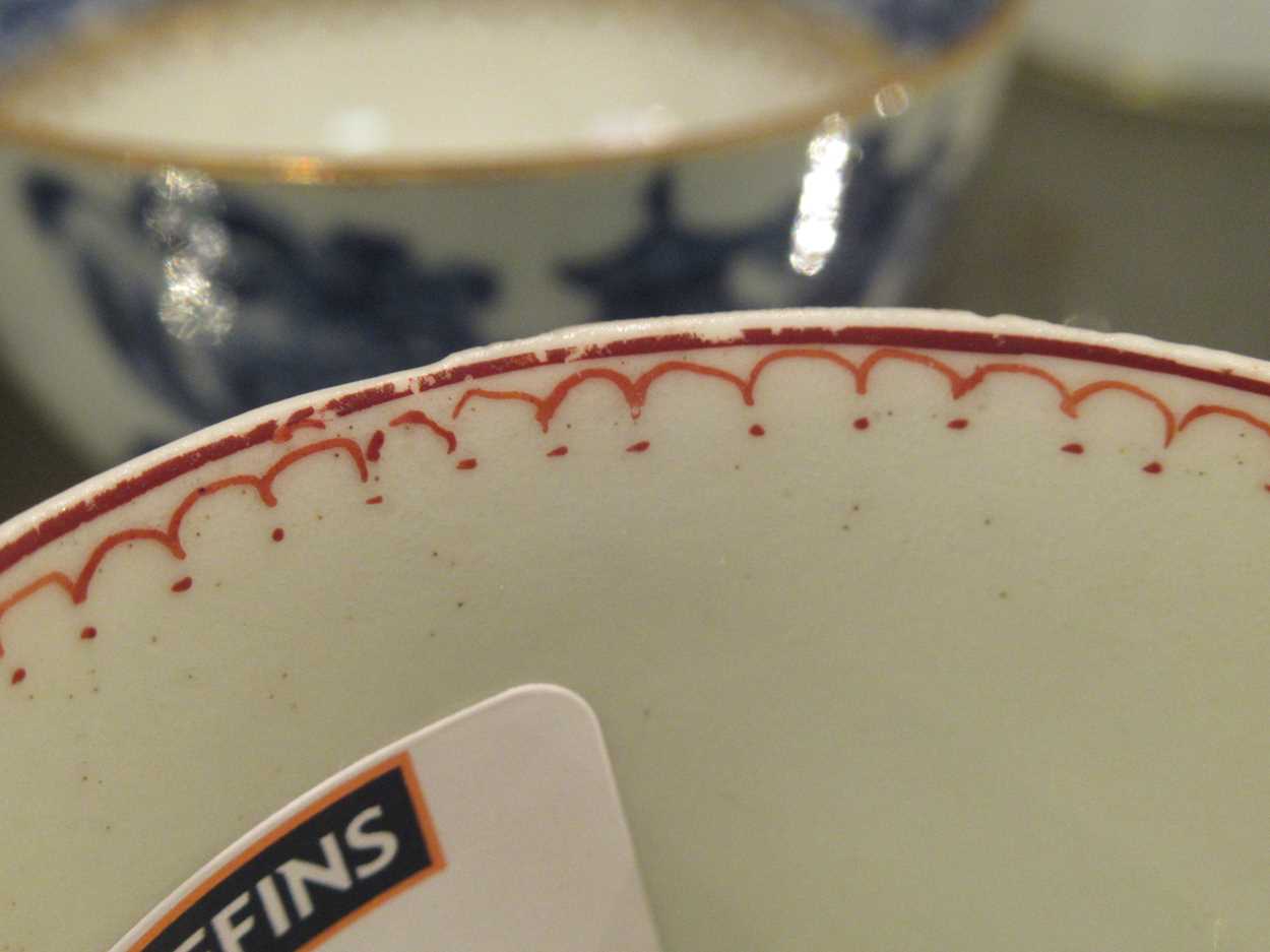 Two small blue and white tea bowls, a small porcelain strainer and a Chamberlains Worcester cup - Bild 9 aus 24