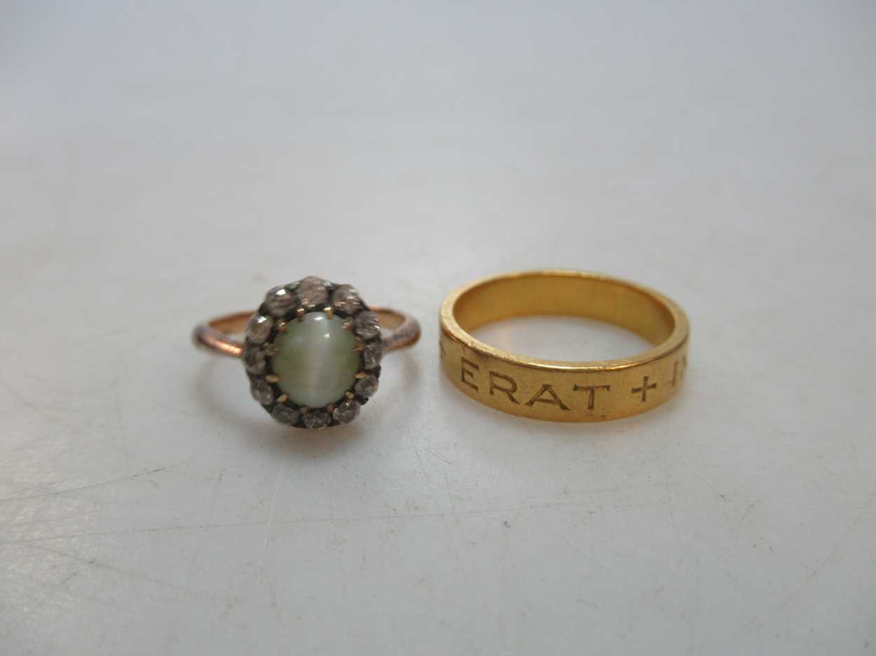 A 'cats-eye' chrysoberyl and diamond cluster ring, tested as 18ct gold, weight 2.8g, together with a - Bild 2 aus 7