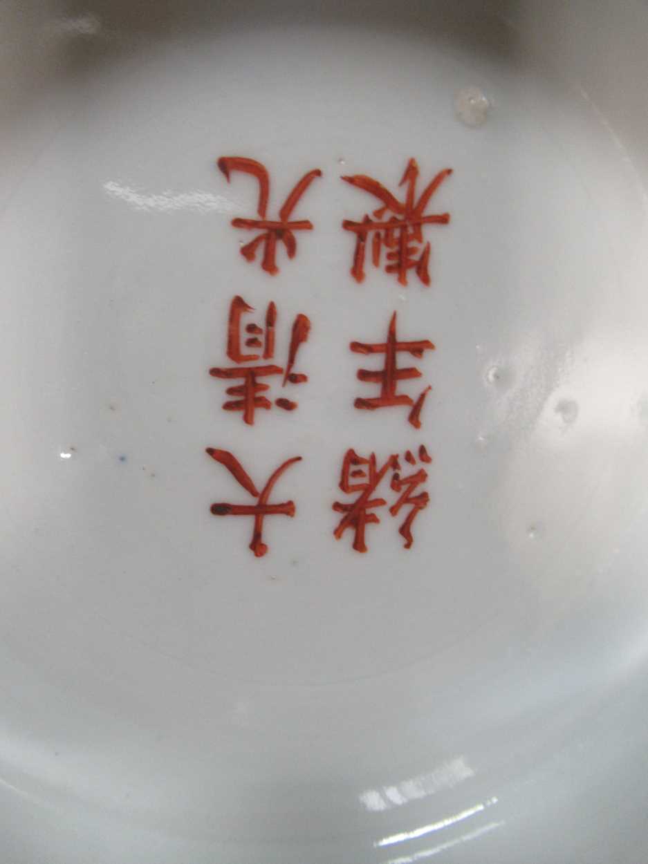 A Chinese porcelain bowl decorated with a dragon, 26cm diameterWear and surface dirt commensurate - Bild 4 aus 14