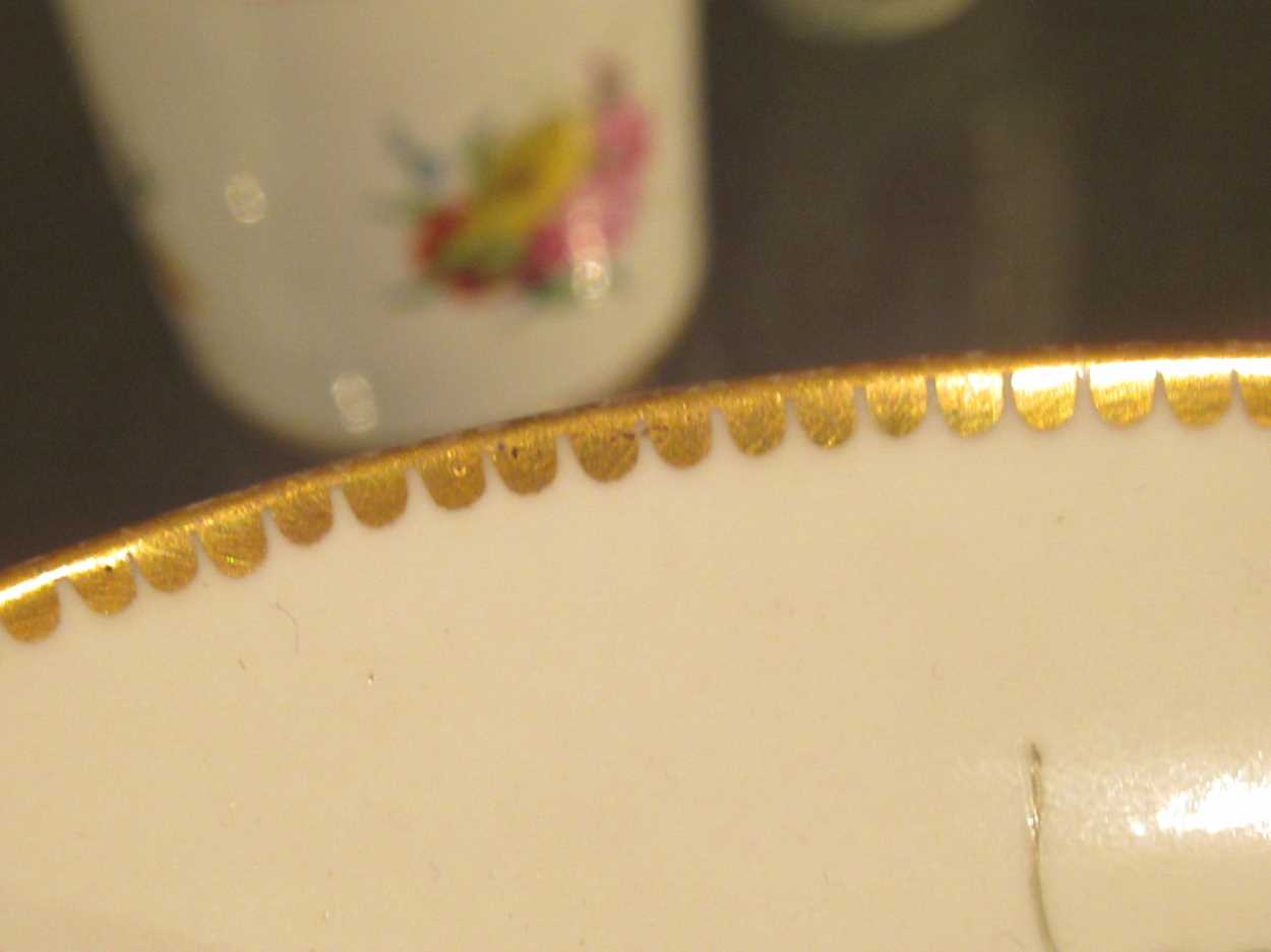 Two small blue and white tea bowls, a small porcelain strainer and a Chamberlains Worcester cup - Bild 20 aus 24