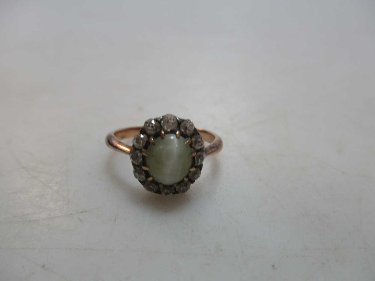 A 'cats-eye' chrysoberyl and diamond cluster ring, tested as 18ct gold, weight 2.8g, together with a - Bild 3 aus 7