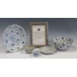 A small collection of Tek Sing Cargo wares, including tea bowls, bowls and a plate (5)