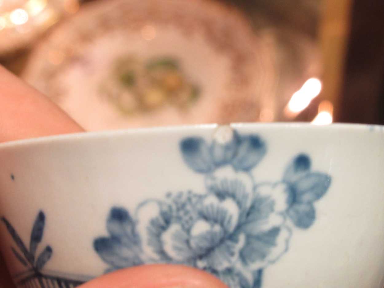 Two small blue and white tea bowls, a small porcelain strainer and a Chamberlains Worcester cup - Bild 16 aus 24