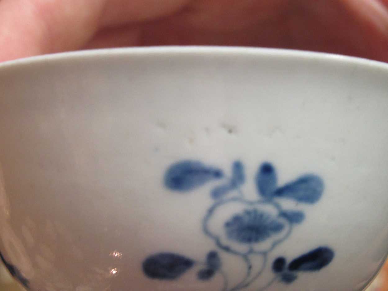 Two small blue and white tea bowls, a small porcelain strainer and a Chamberlains Worcester cup - Bild 17 aus 24