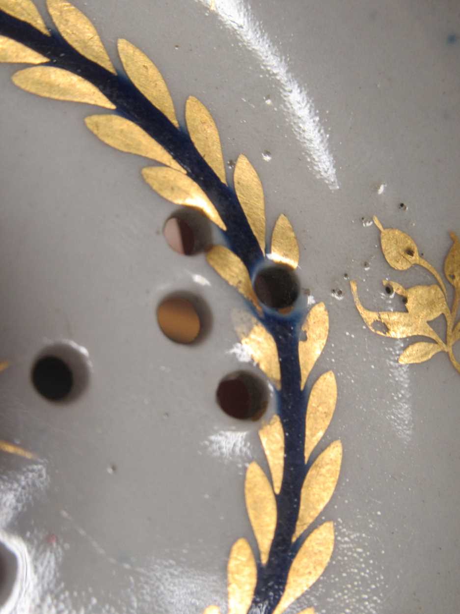 Two small blue and white tea bowls, a small porcelain strainer and a Chamberlains Worcester cup - Bild 10 aus 24