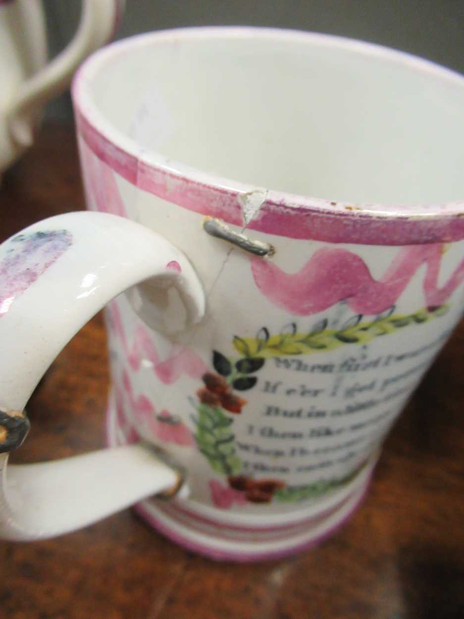 A Sunderland lustre commemorative jug, a chamber pot and novelty frog mug (3)Fading to decoration - Bild 14 aus 20