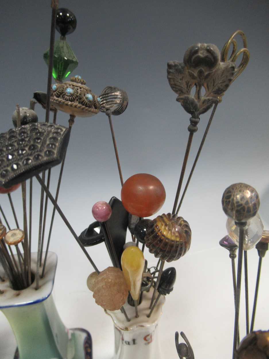 A collection of hat pins of varying sizes - Bild 5 aus 6