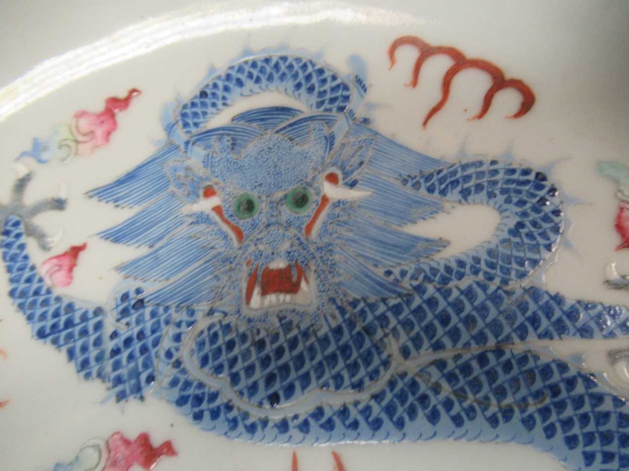 A Chinese porcelain bowl decorated with a dragon, 26cm diameterWear and surface dirt commensurate - Bild 3 aus 14