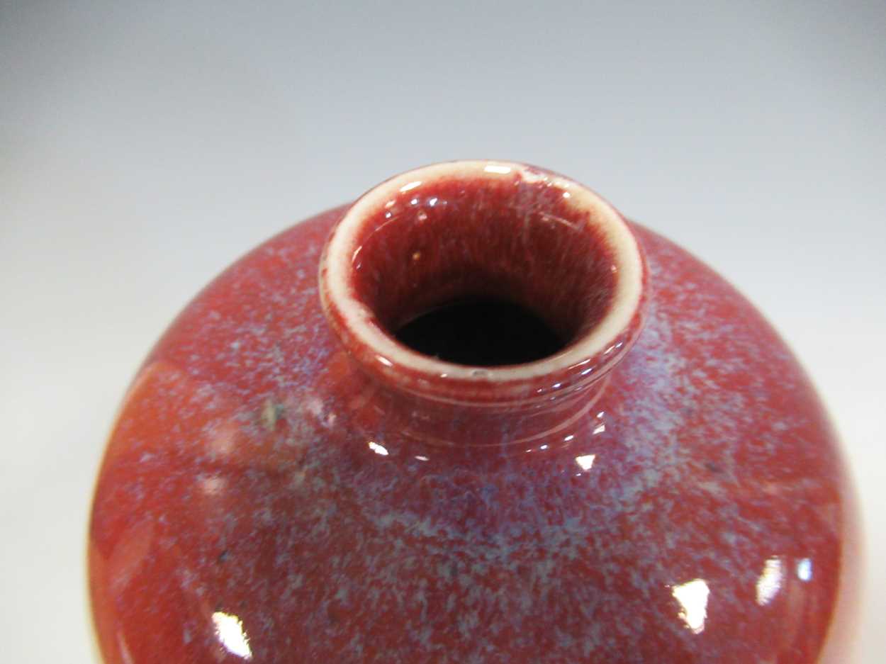 A flambe red vase with blue speckling, 19.5cm tallMiinor chip to the rim and roughness and grit to - Bild 2 aus 9