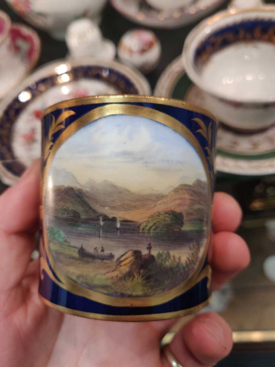 A collection of porcelain and bone china including a Derby coffee can painted with lake of Kilarney, - Bild 16 aus 35