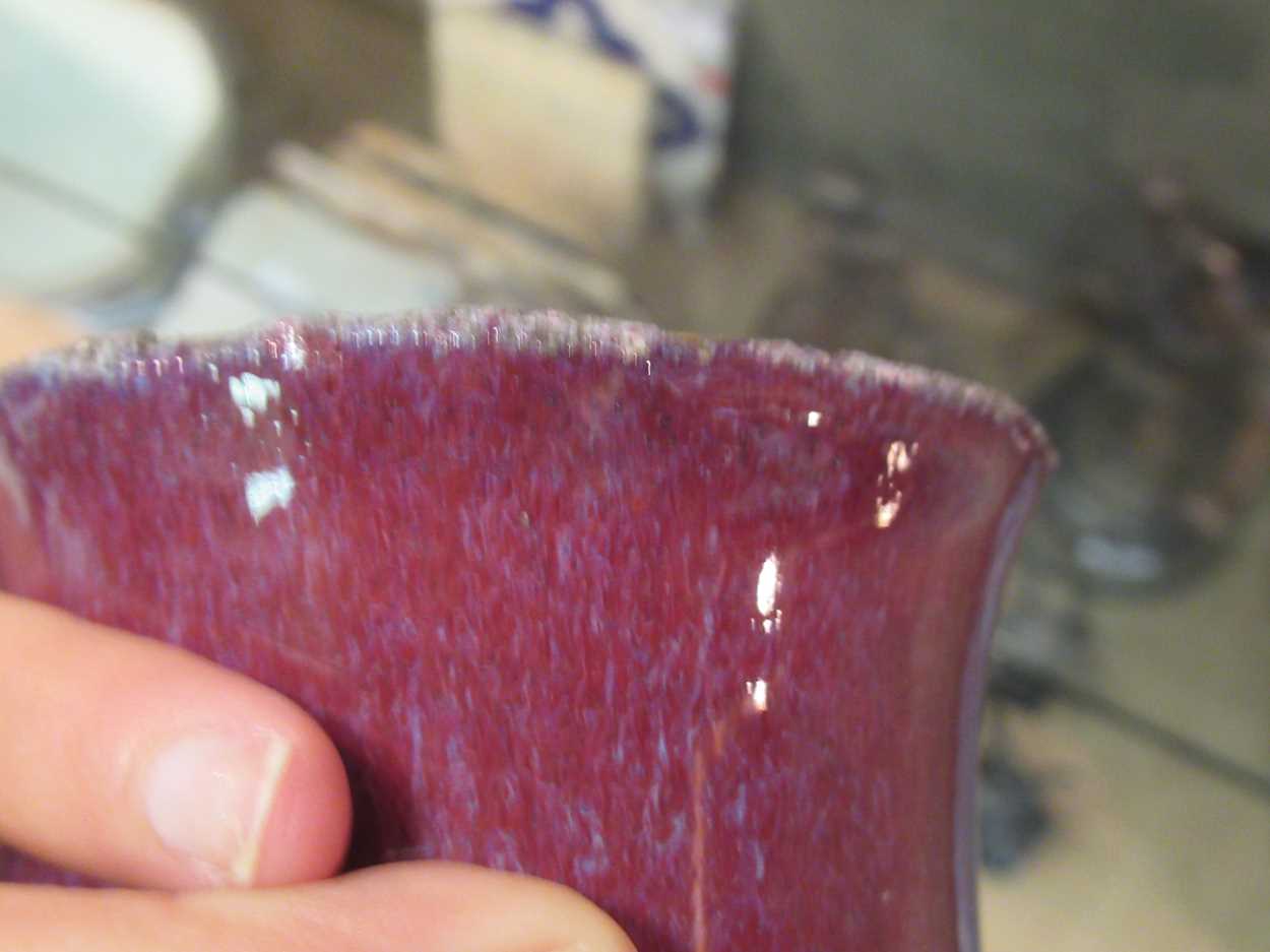 A flambe red vase with blue speckling, 19.5cm tallMiinor chip to the rim and roughness and grit to - Bild 9 aus 9