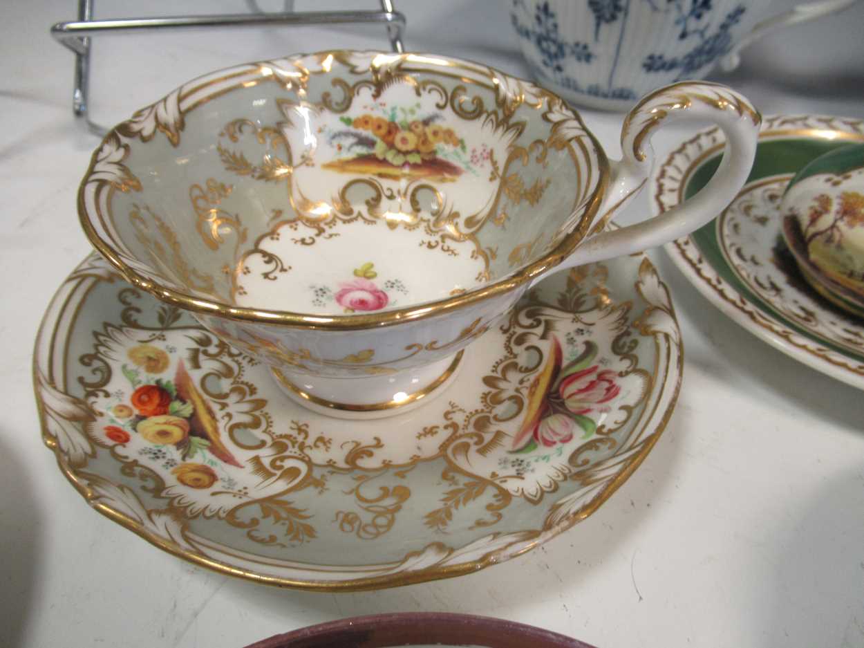 A collection of porcelain and bone china including a Derby coffee can painted with lake of Kilarney, - Bild 12 aus 35