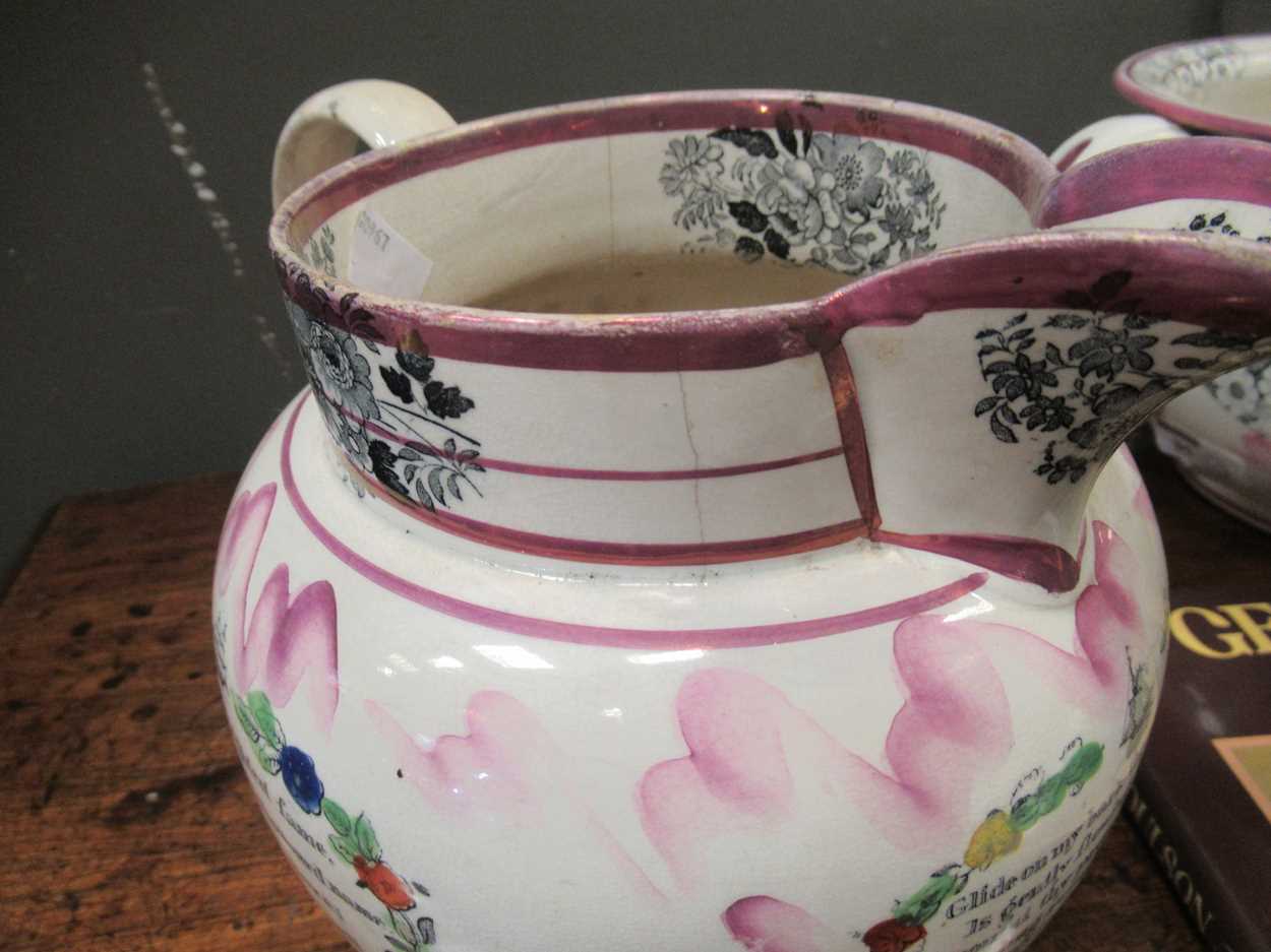 A Sunderland lustre commemorative jug, a chamber pot and novelty frog mug (3)Fading to decoration - Bild 16 aus 20