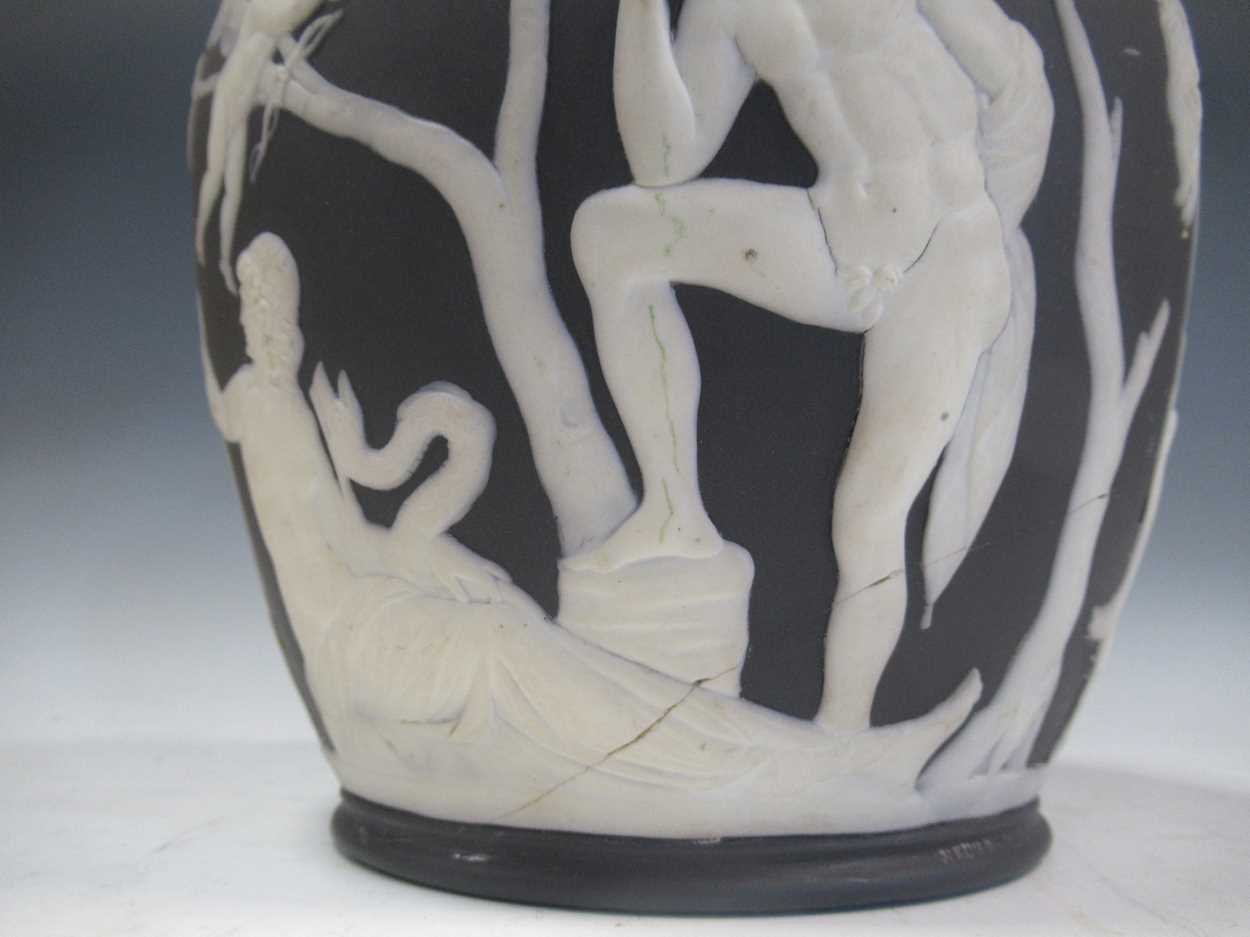 A Wedgwood black jasperware copy of the Portland vase (damage around base), 26cm high - Bild 4 aus 7