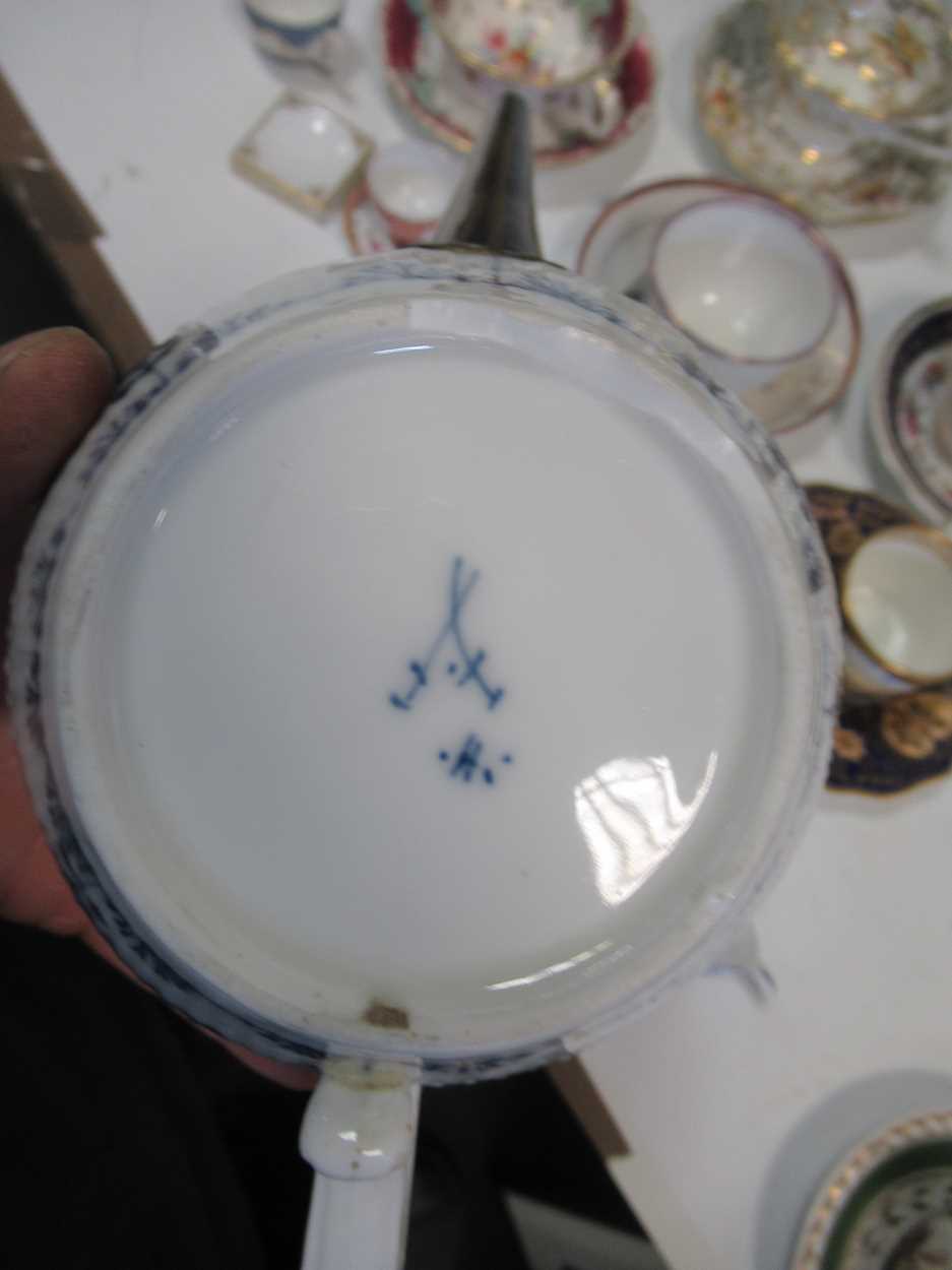 A collection of porcelain and bone china including a Derby coffee can painted with lake of Kilarney, - Bild 2 aus 35