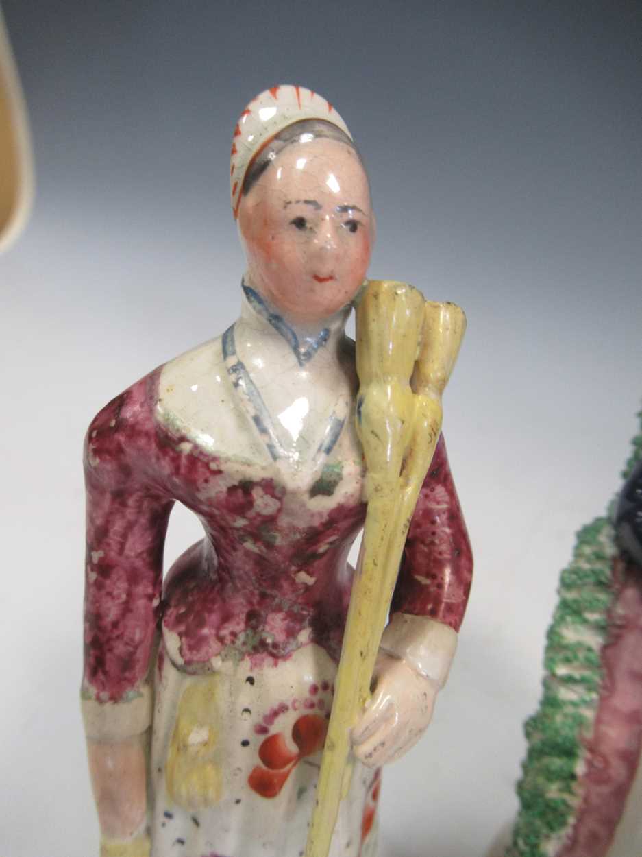 A Staffordshire figure of Queen Victoria and Prince Albert; an Obodiah Sherratt figure of a labourer - Bild 4 aus 8