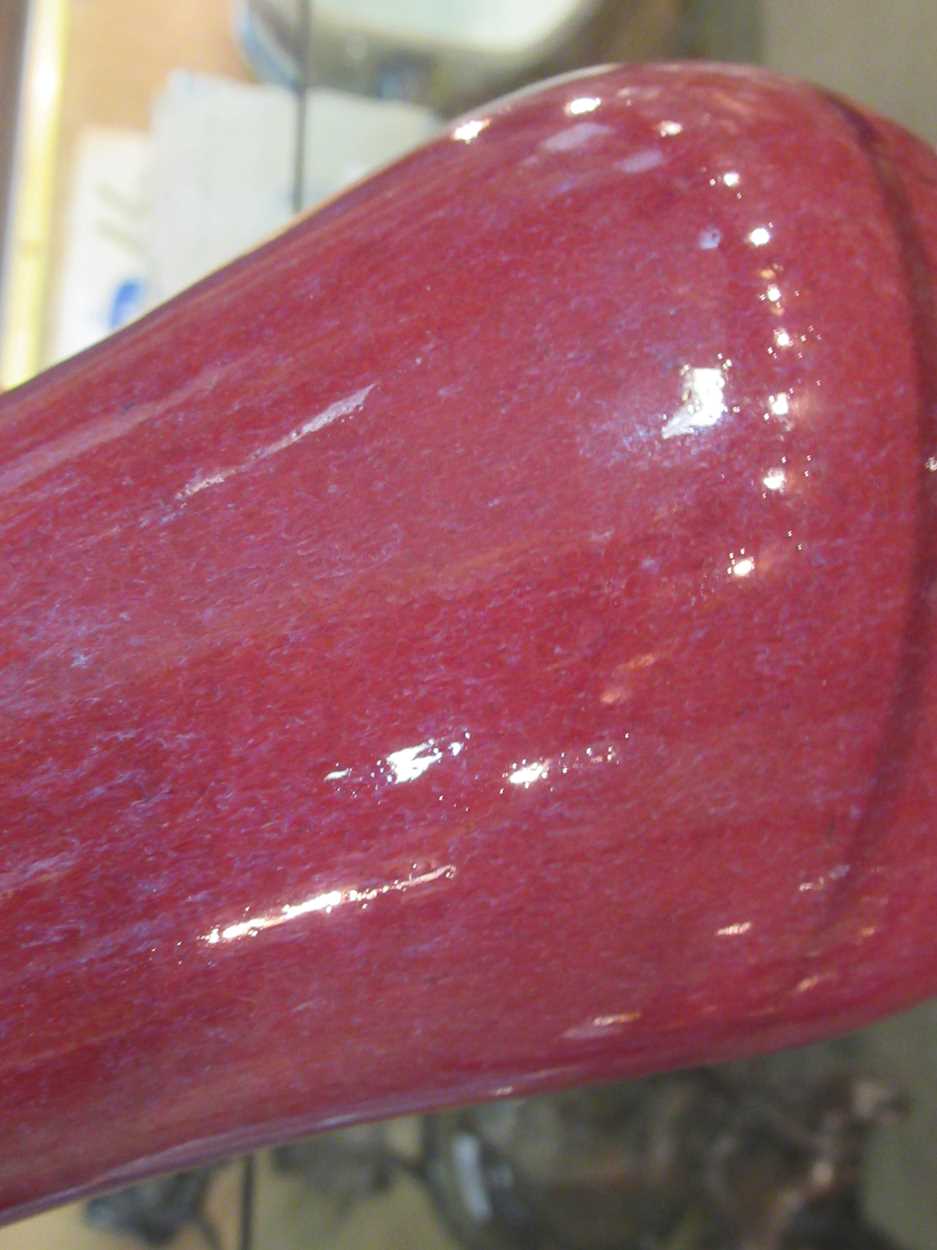 A flambe red vase with blue speckling, 19.5cm tallMiinor chip to the rim and roughness and grit to - Bild 7 aus 9