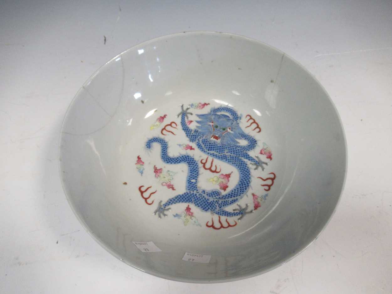 A Chinese porcelain bowl decorated with a dragon, 26cm diameterWear and surface dirt commensurate - Bild 5 aus 14