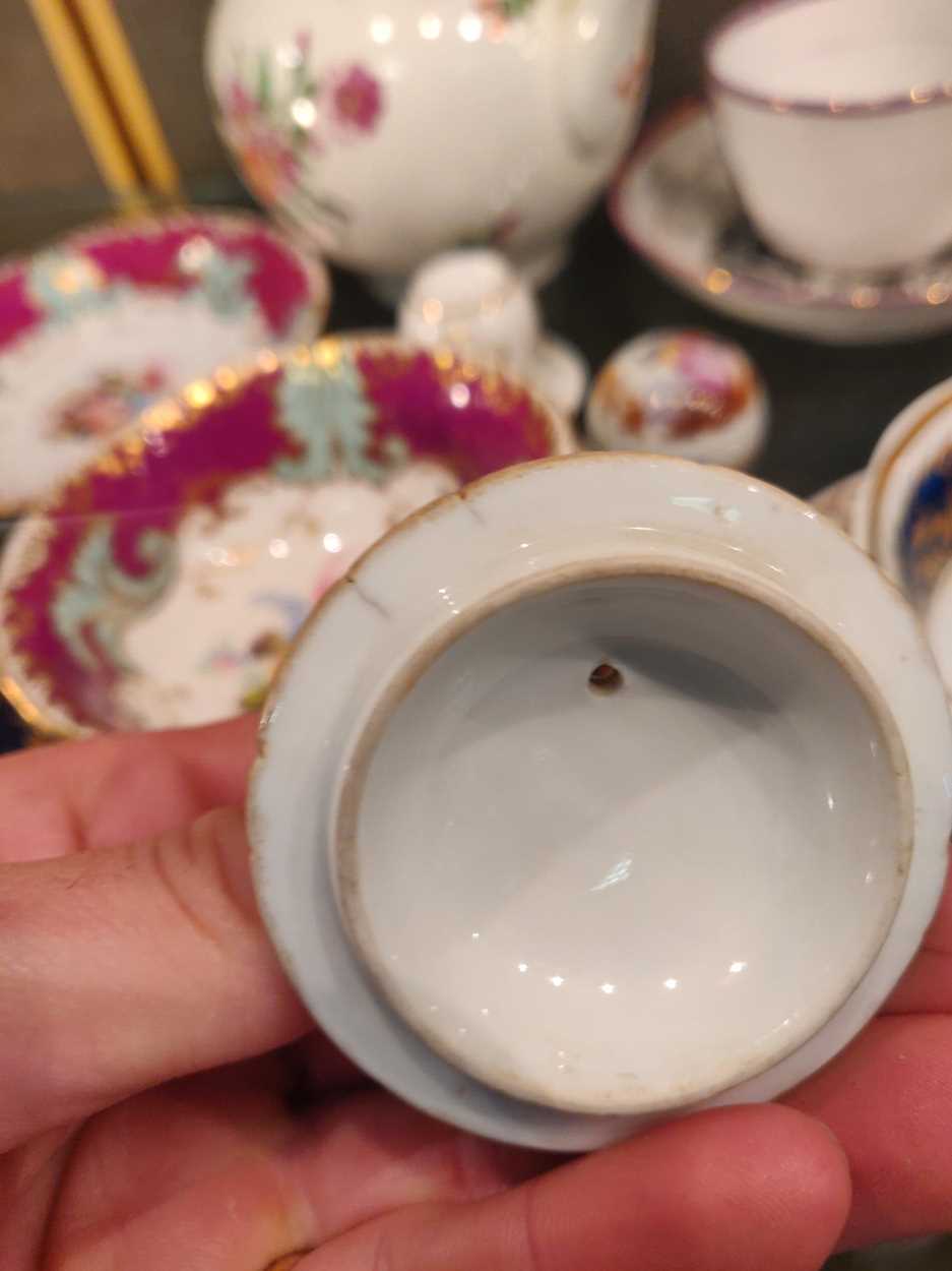 A collection of porcelain and bone china including a Derby coffee can painted with lake of Kilarney, - Bild 34 aus 35