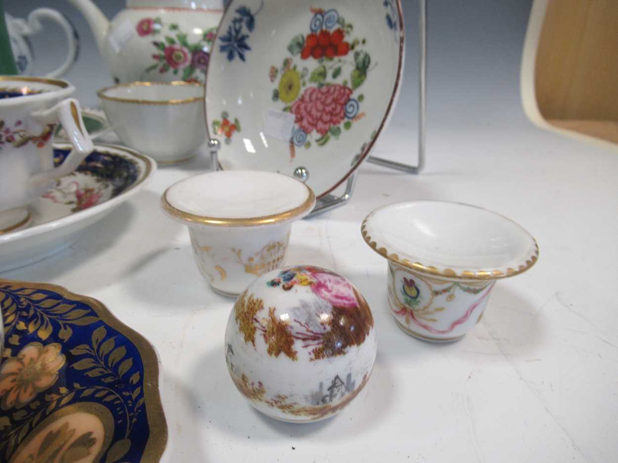 A collection of porcelain and bone china including a Derby coffee can painted with lake of Kilarney, - Bild 13 aus 35