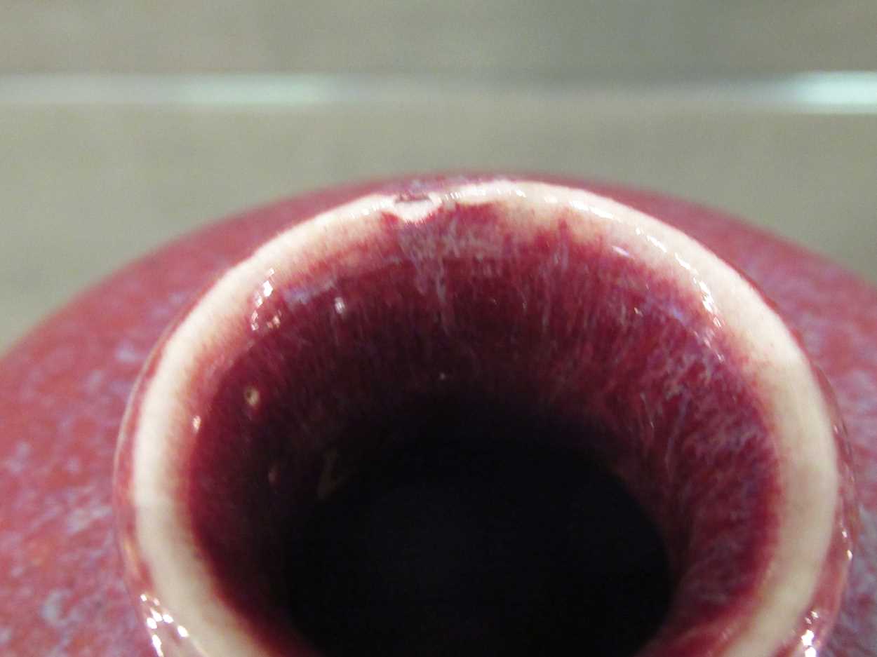 A flambe red vase with blue speckling, 19.5cm tallMiinor chip to the rim and roughness and grit to - Bild 8 aus 9