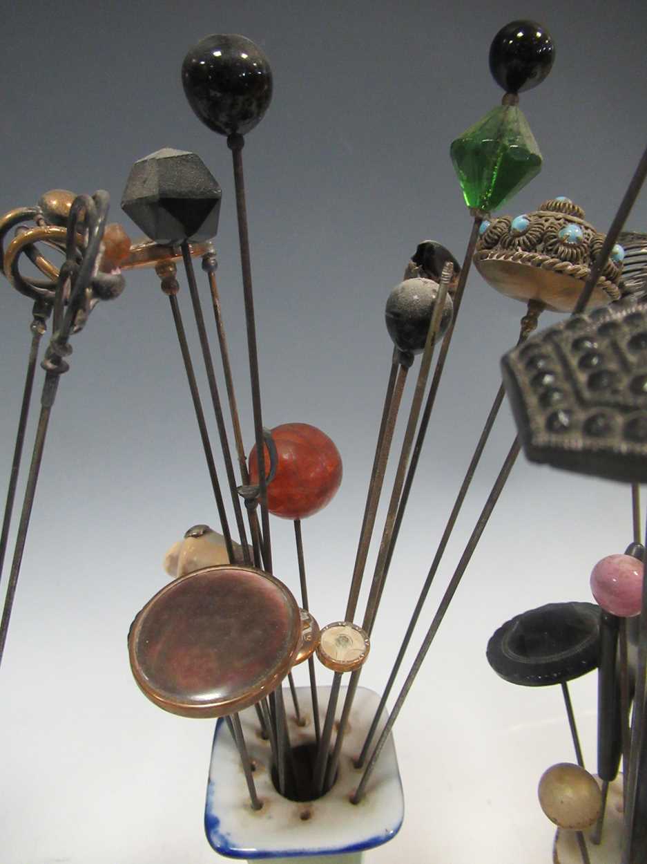 A collection of hat pins of varying sizes - Bild 2 aus 6