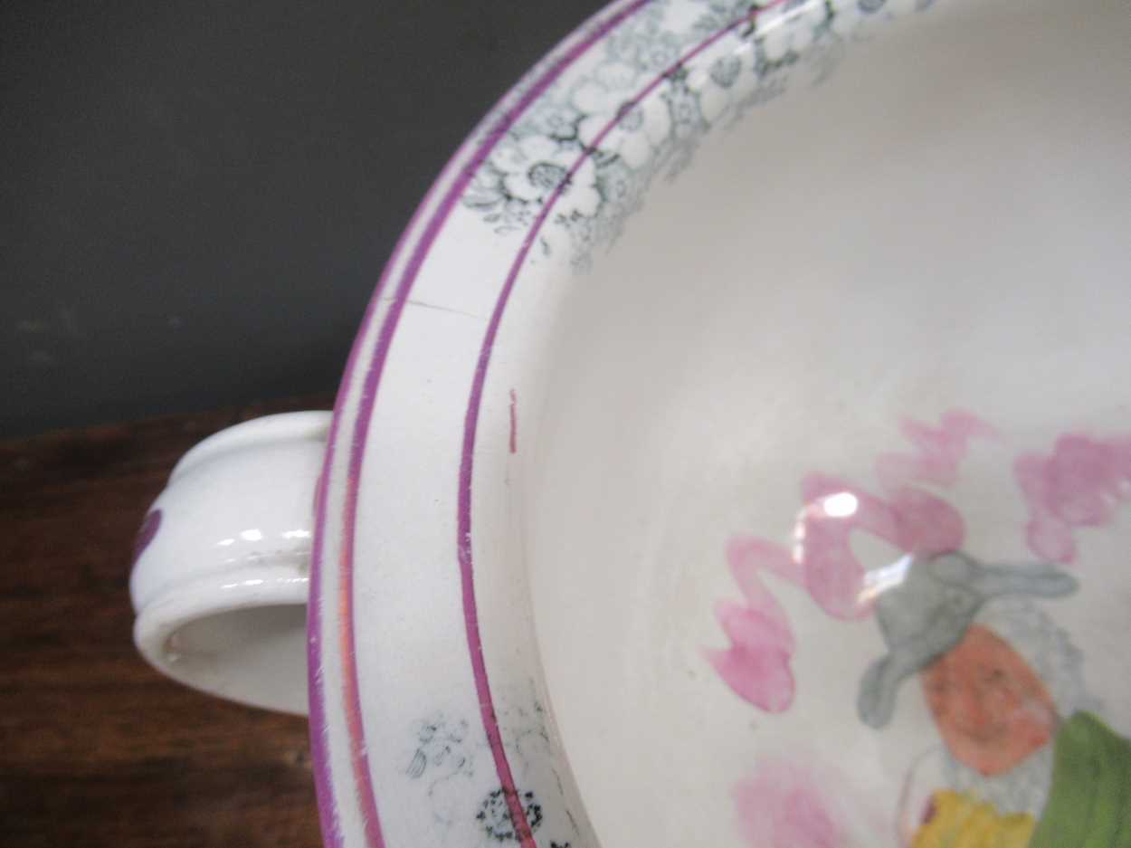 A Sunderland lustre commemorative jug, a chamber pot and novelty frog mug (3)Fading to decoration - Bild 19 aus 20