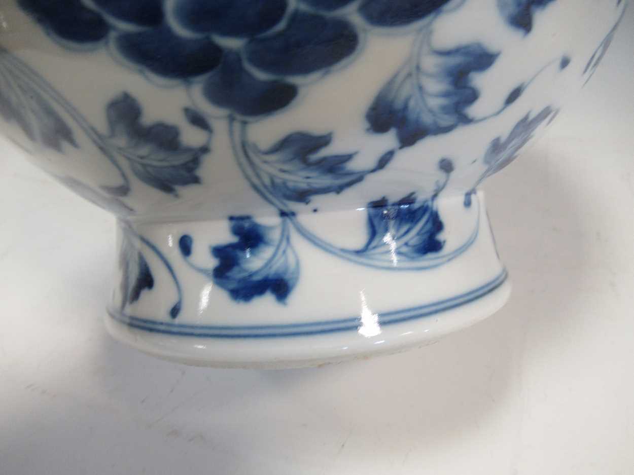 A blue and white vase decorated with a dragon and blossoms, 40cm - Bild 4 aus 4