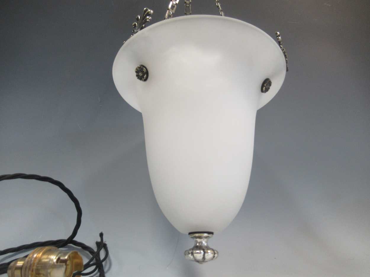 An Edwardian opaque glass ceiling light, supported on three chains - Bild 2 aus 3
