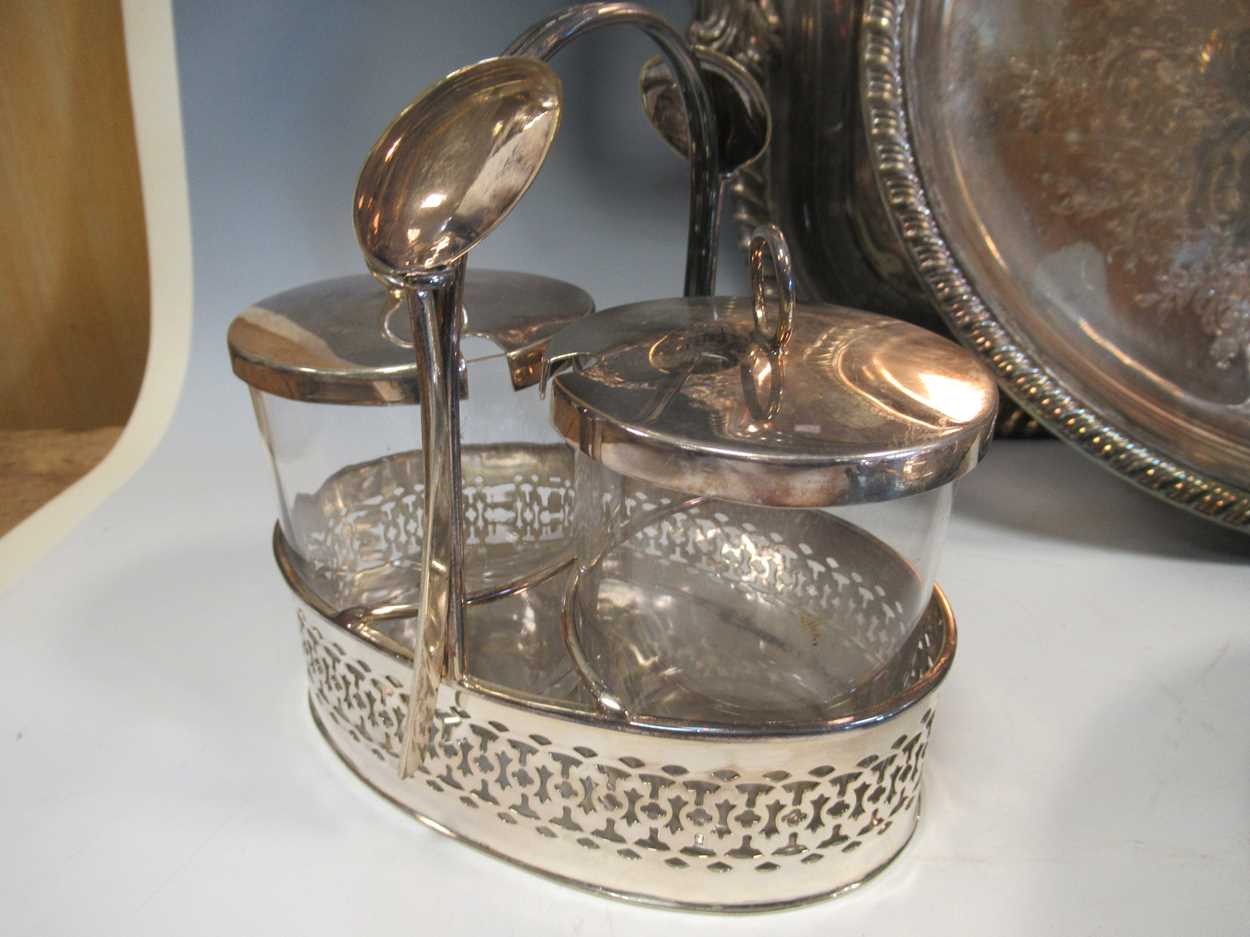 A large silver plated tray, together with entree dishes, cutlery and other plated wares - Bild 10 aus 11