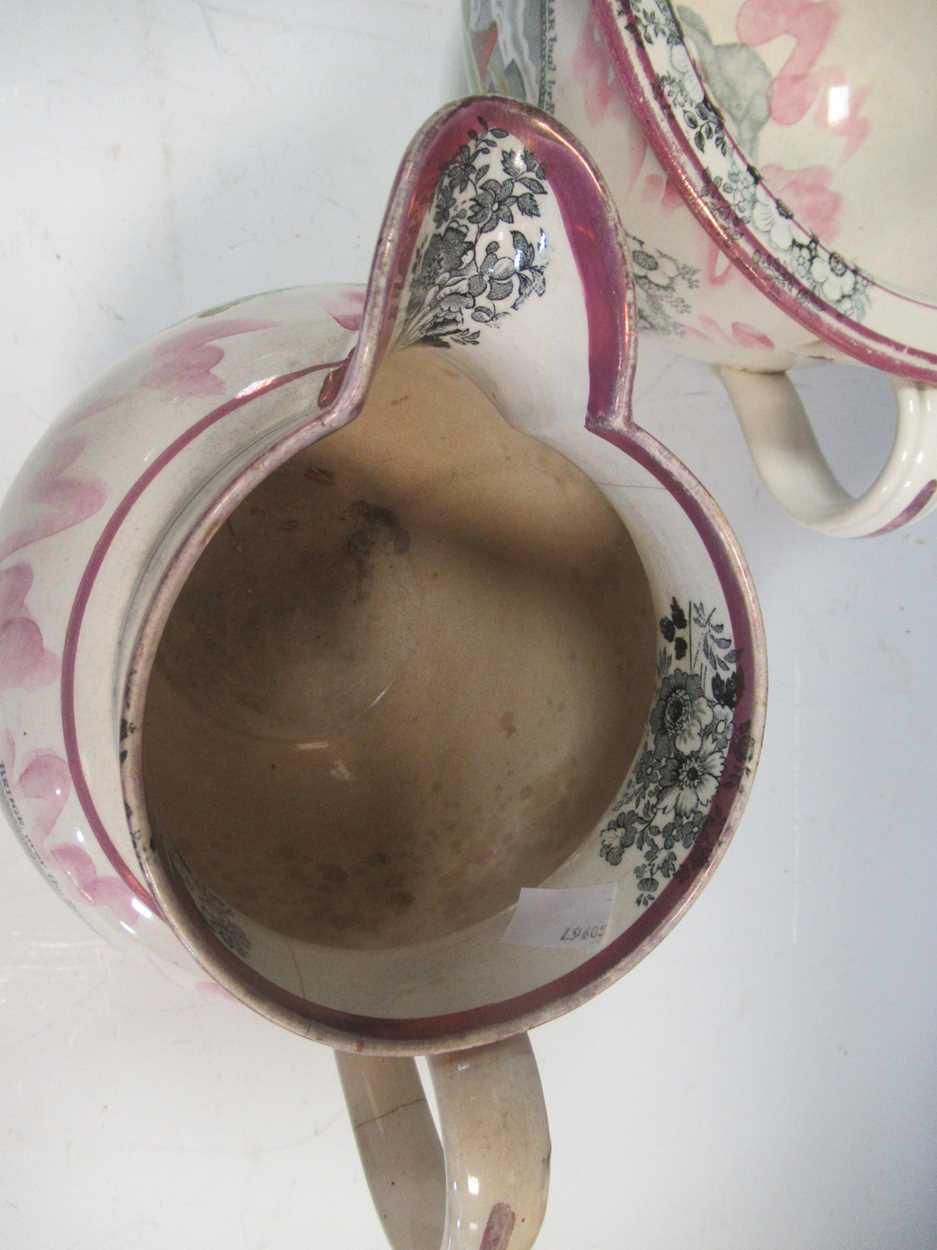 A Sunderland lustre commemorative jug, a chamber pot and novelty frog mug (3)Fading to decoration - Bild 5 aus 20