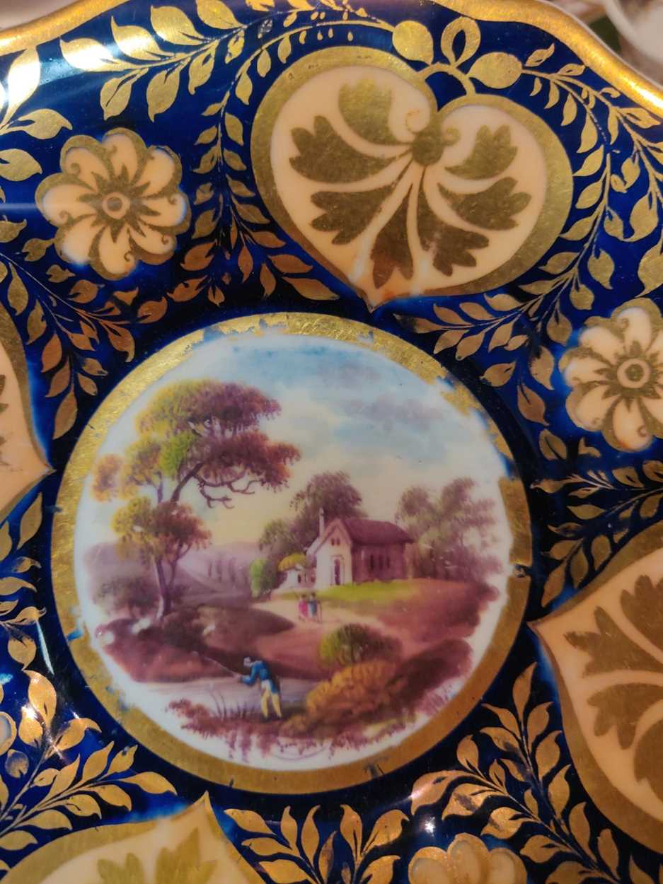 A collection of porcelain and bone china including a Derby coffee can painted with lake of Kilarney, - Bild 18 aus 35