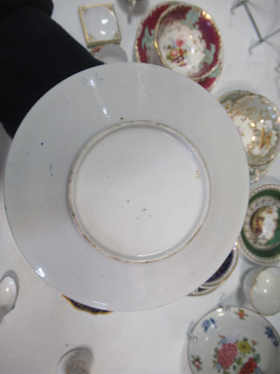 A collection of porcelain and bone china including a Derby coffee can painted with lake of Kilarney, - Bild 9 aus 35