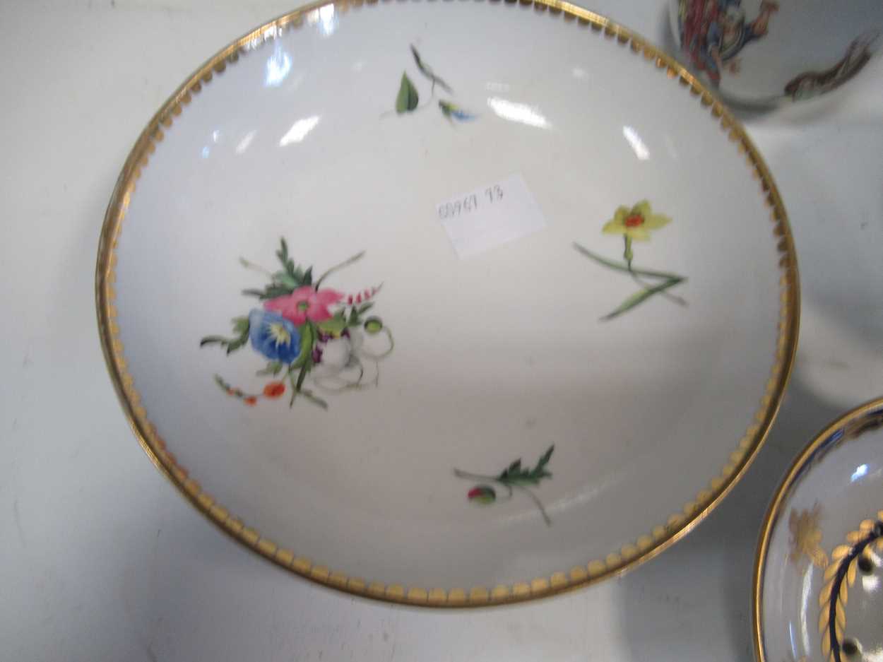 Two small blue and white tea bowls, a small porcelain strainer and a Chamberlains Worcester cup - Bild 3 aus 24