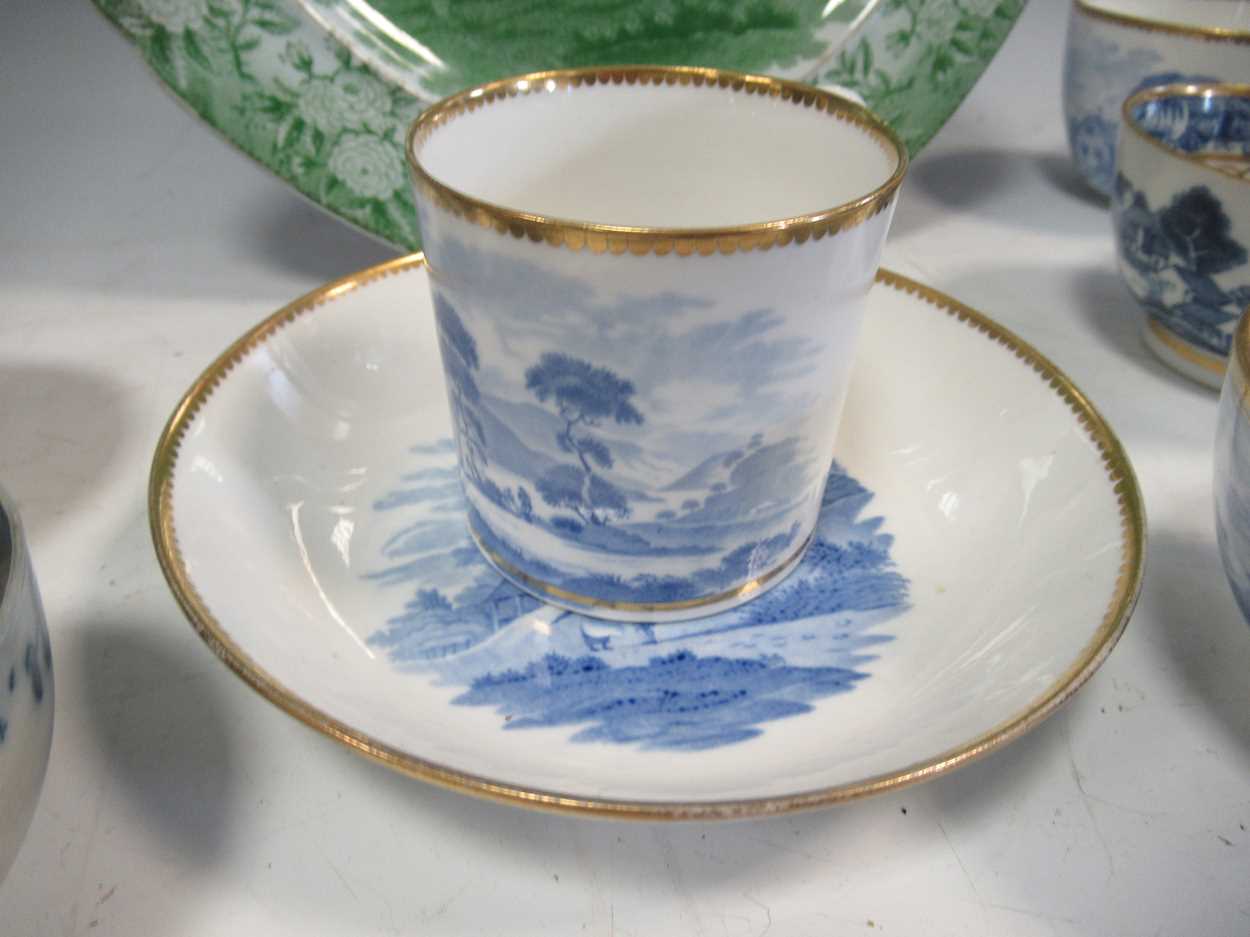 Six 18th and 19th century porcelain cups and tea bowls and one saucer; together with a green printed - Bild 8 aus 8