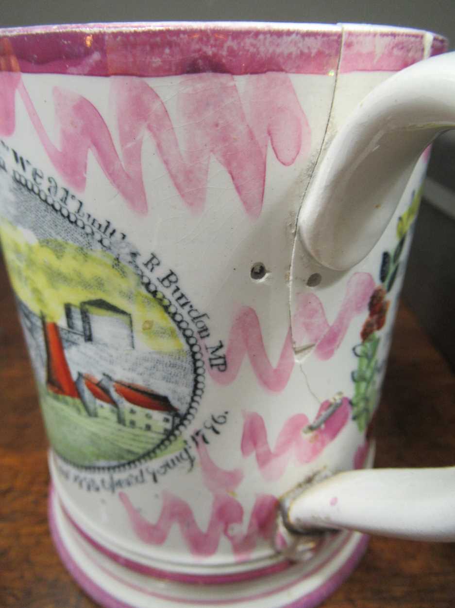 A Sunderland lustre commemorative jug, a chamber pot and novelty frog mug (3)Fading to decoration - Bild 13 aus 20