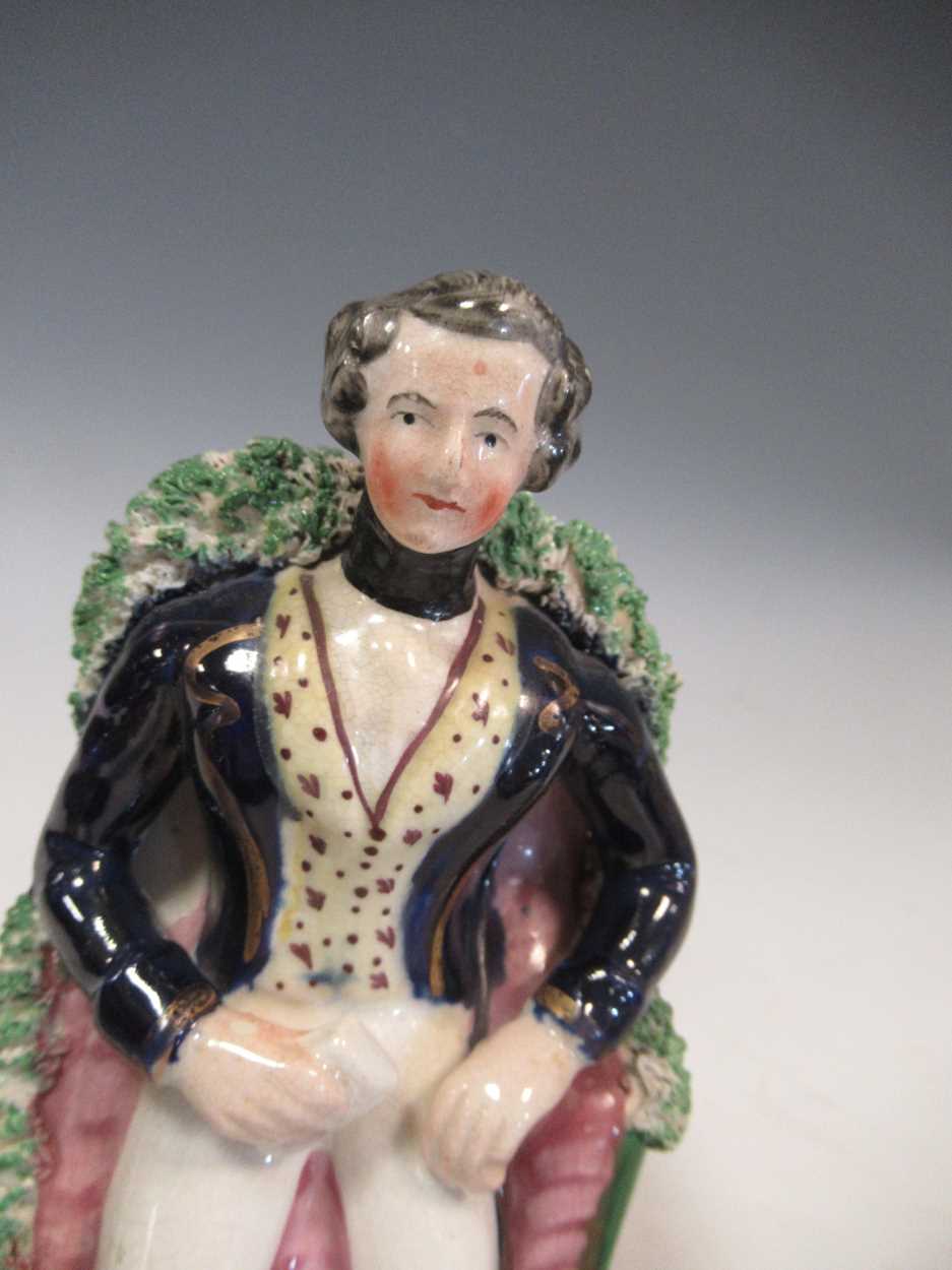 A Staffordshire figure of Queen Victoria and Prince Albert; an Obodiah Sherratt figure of a labourer - Bild 3 aus 8