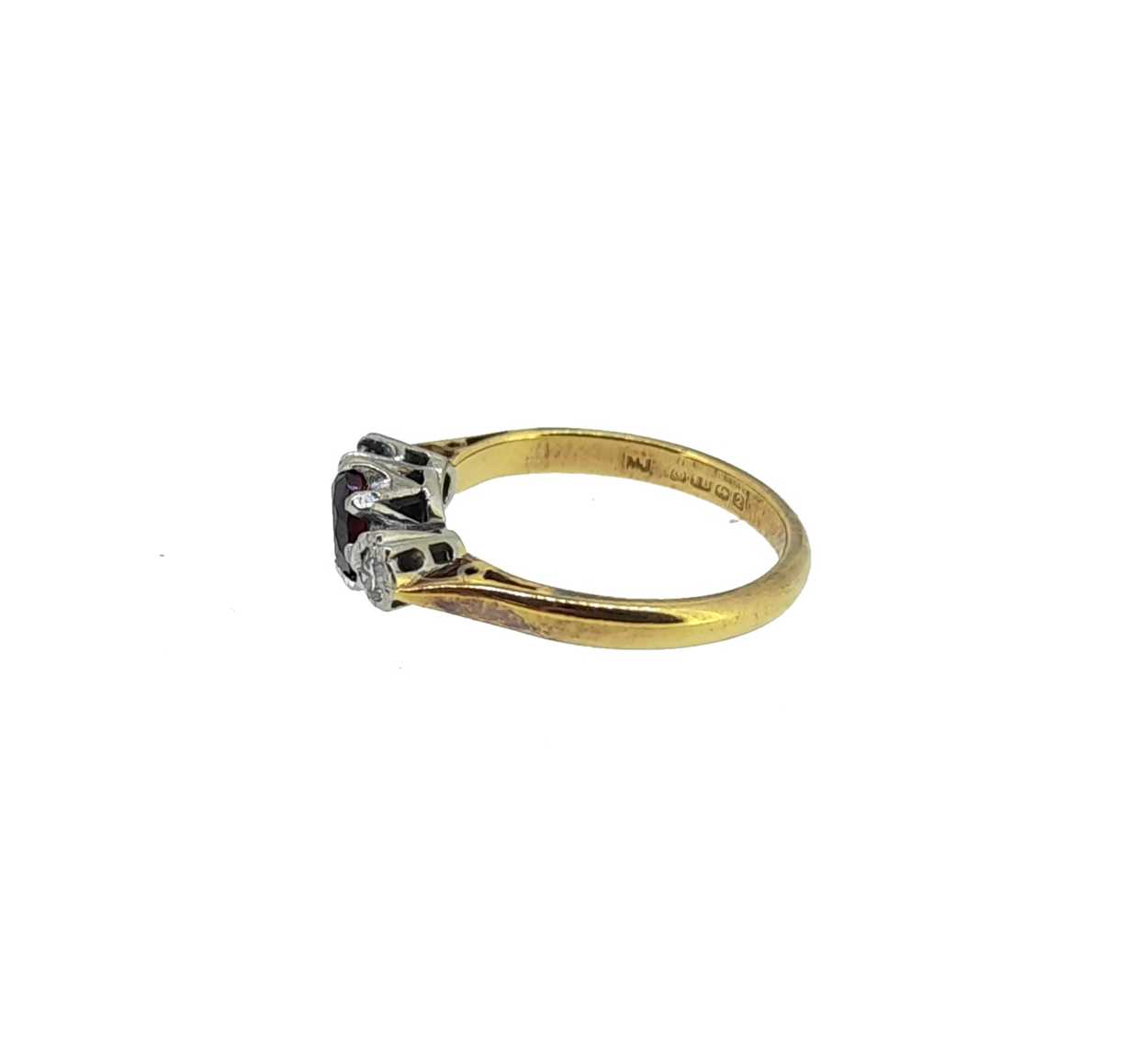 An 18ct gold garnet and diamond three stone ring, - Bild 2 aus 4