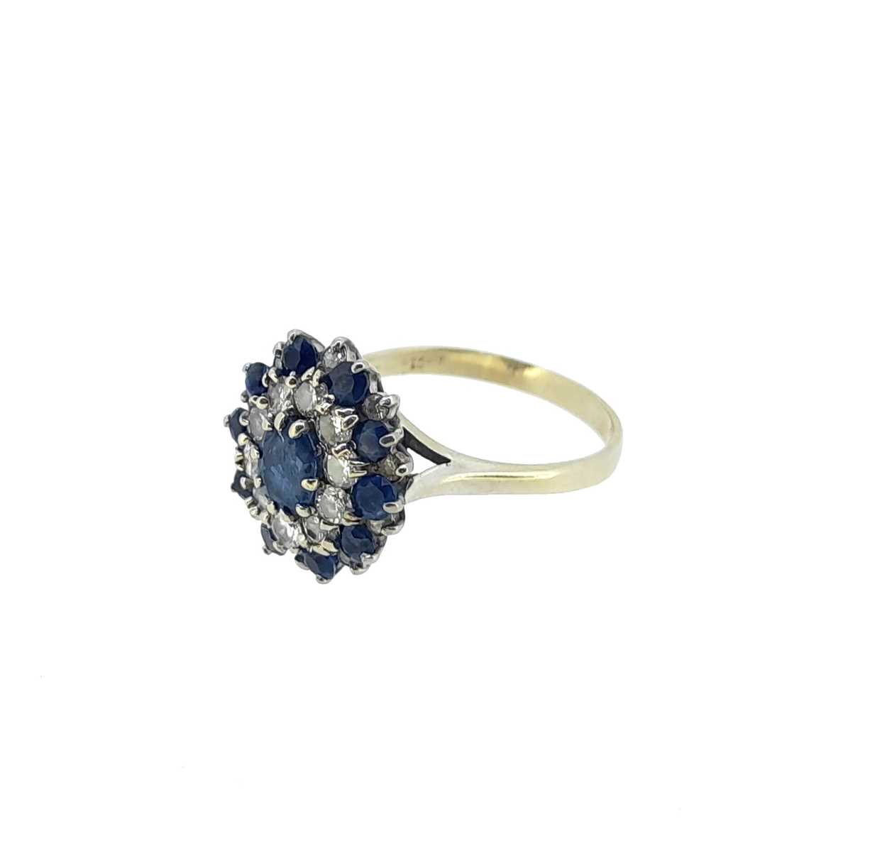 A late 20th century sapphire and diamond cluster ring, - Bild 3 aus 5