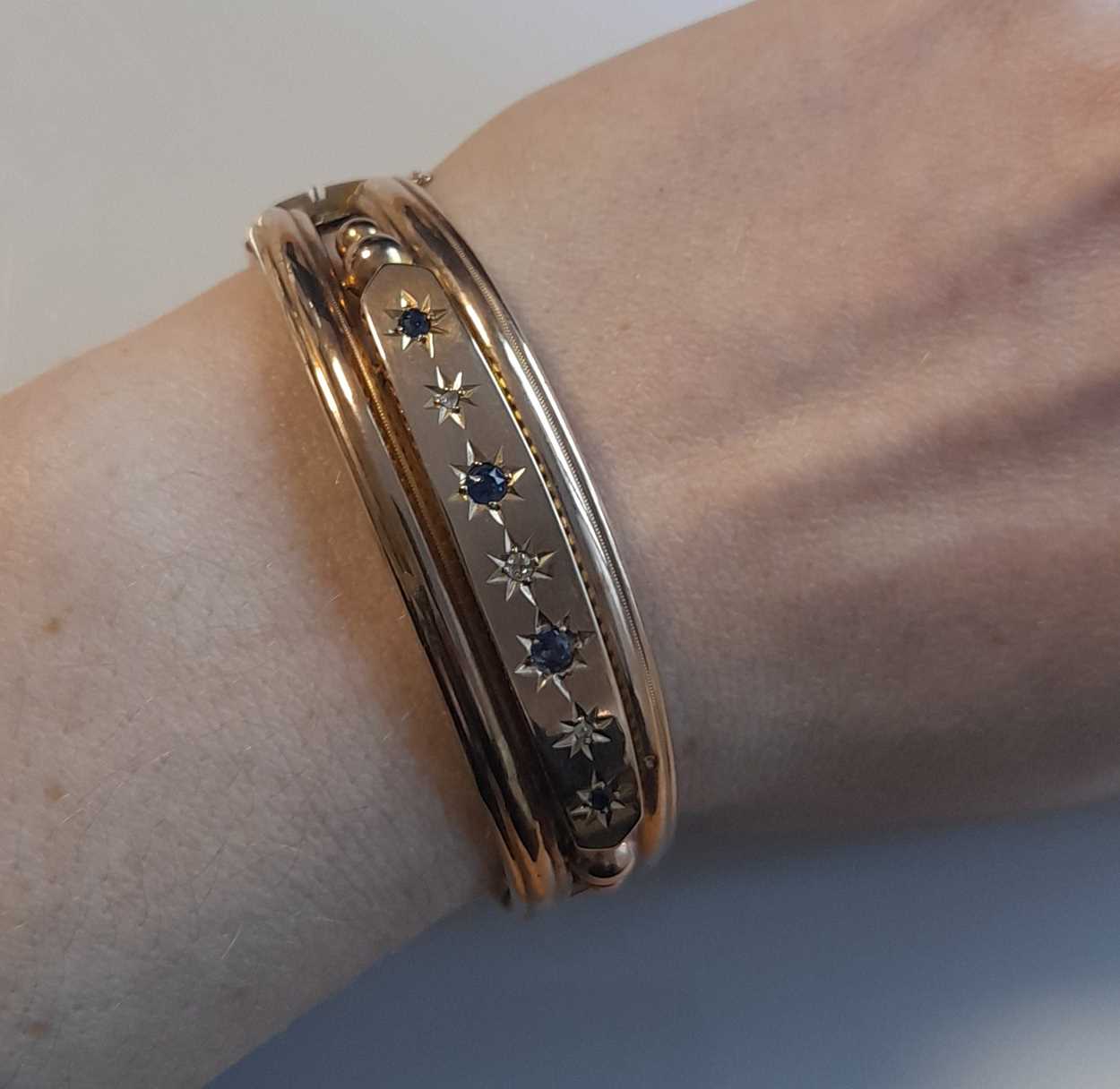 A late Victorian sapphire and diamond bangle, - Bild 4 aus 4