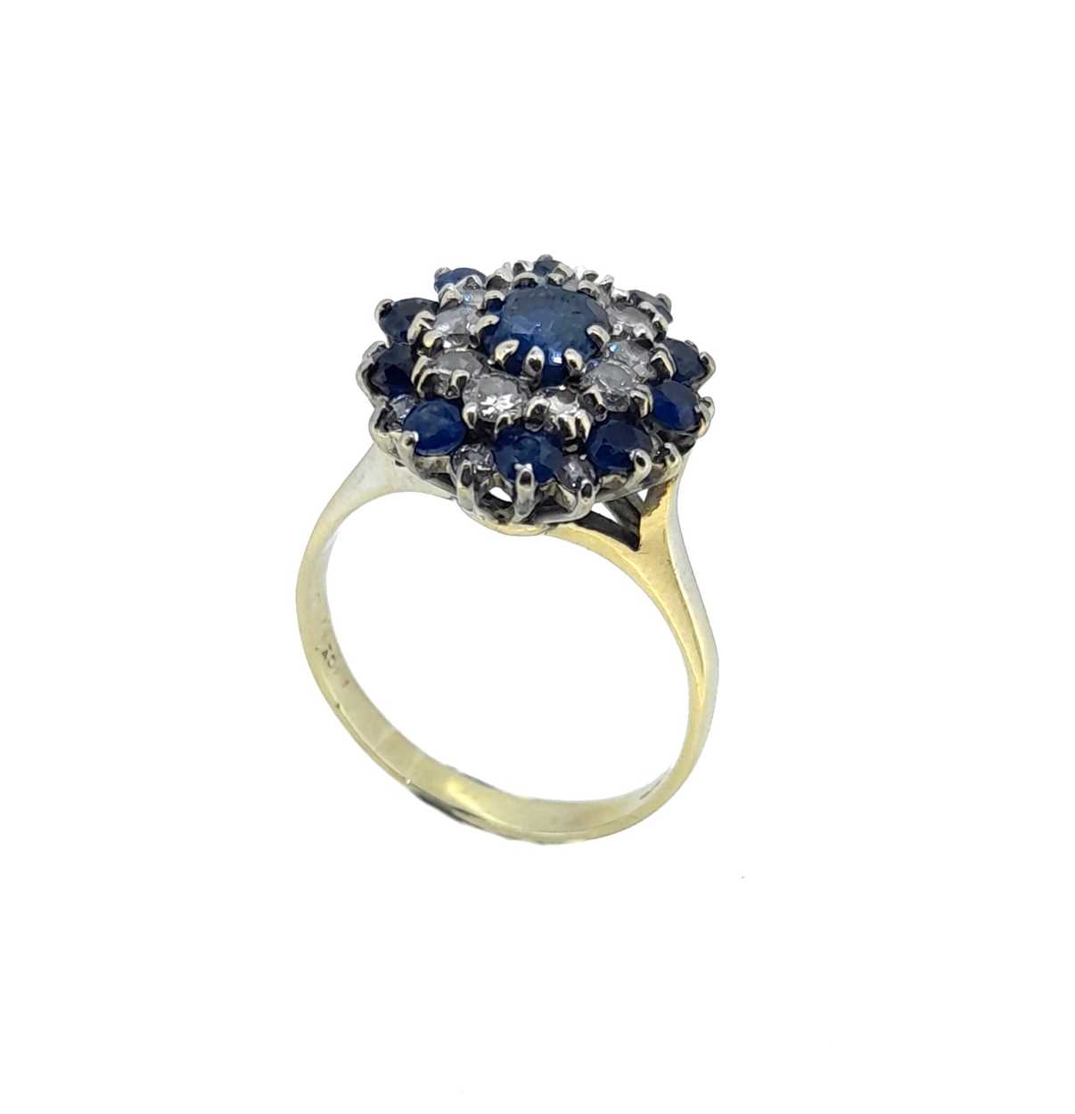 A late 20th century sapphire and diamond cluster ring, - Bild 2 aus 5