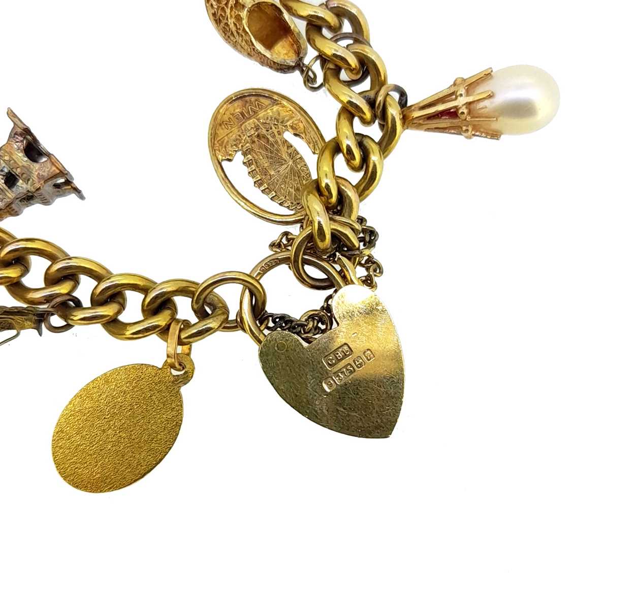 A charm bracelet with assorted charms, - Bild 2 aus 3