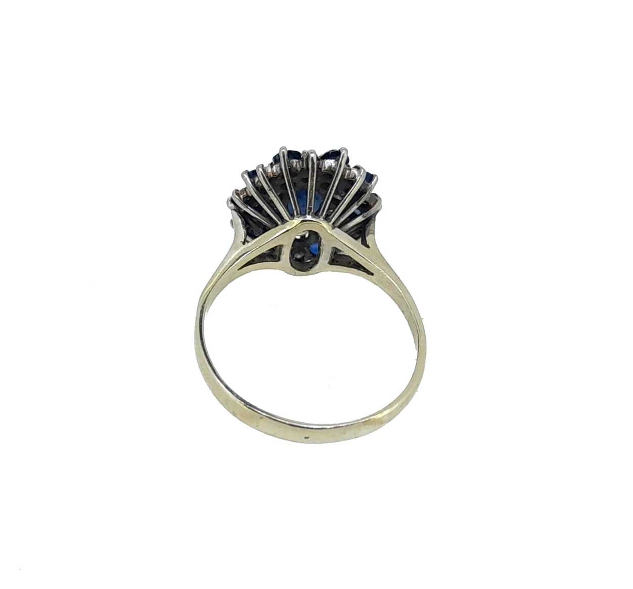A late 20th century sapphire and diamond cluster ring, - Bild 4 aus 5
