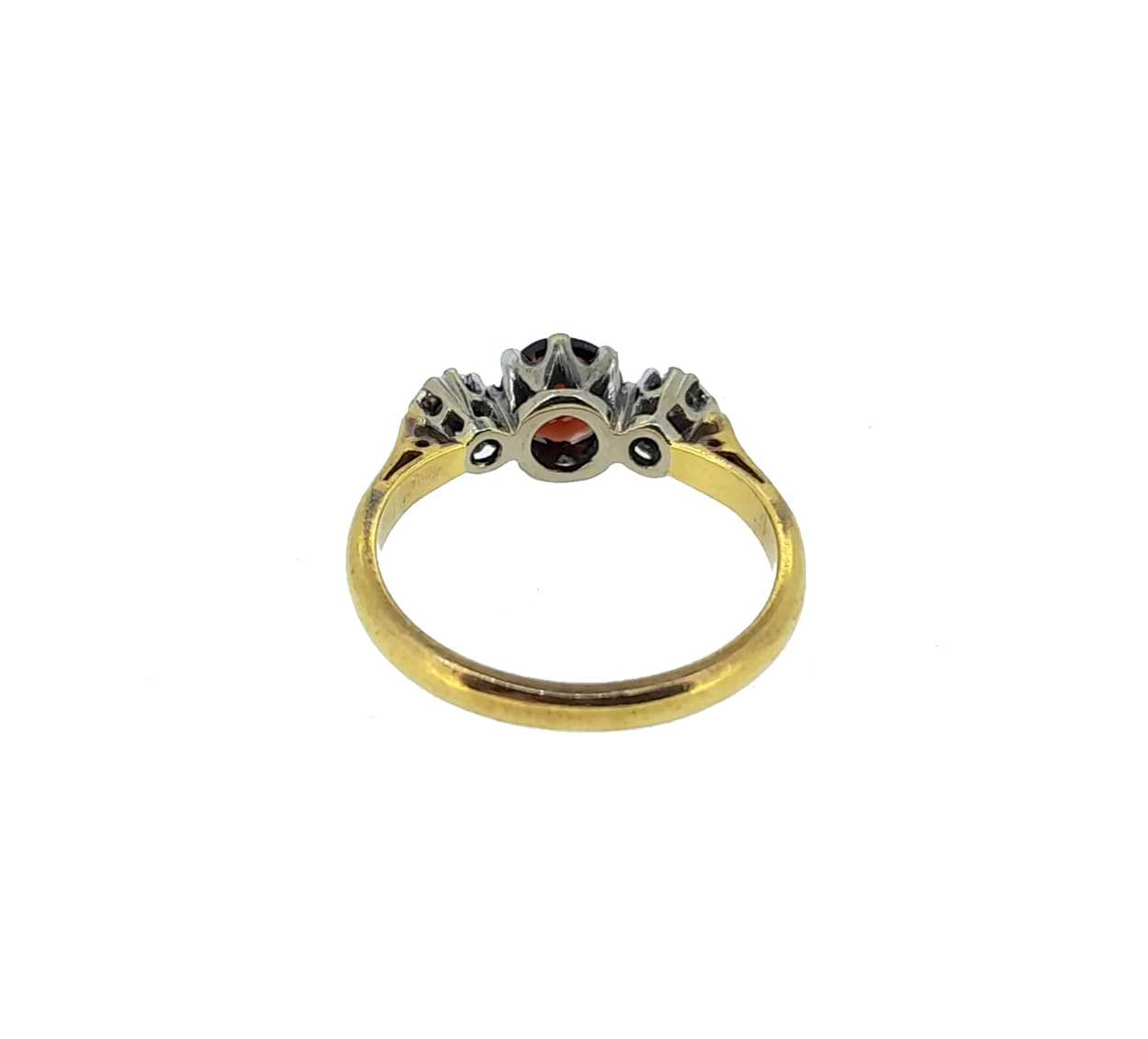 An 18ct gold garnet and diamond three stone ring, - Bild 3 aus 4