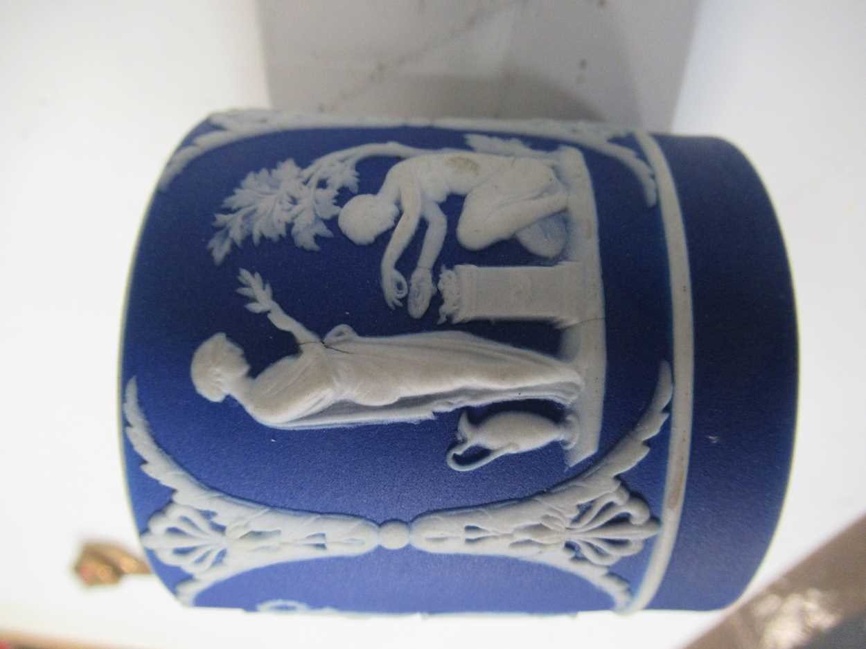 A collection of ceramics to include an 18th/early 19th Wedgwood scent bottle, a Wedgewood blue - Image 8 of 29